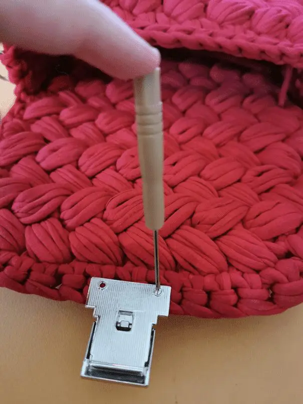 T-SHIRT YARN CLUTCH - FREE crochet pattern Free Adult Crochet Patterns