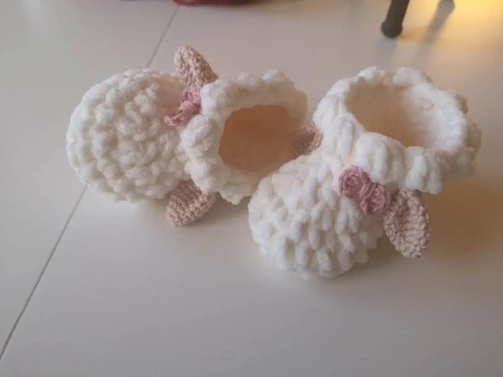 FREE crochet pattern - Baby slippers, Lamb Booties, Hats & Accessories