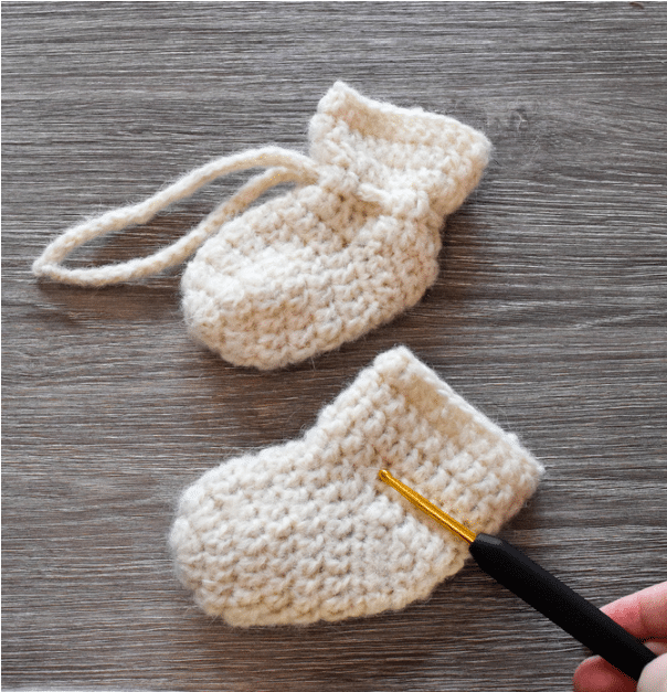 FREE crochet pattern - Baby socks Clothes & Outfits