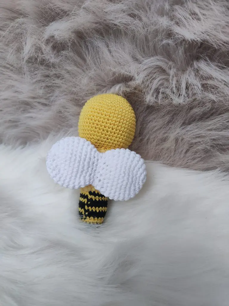 FREE crochet pattern - Amigurumi bee baby rattle Amigurumi & Toys
