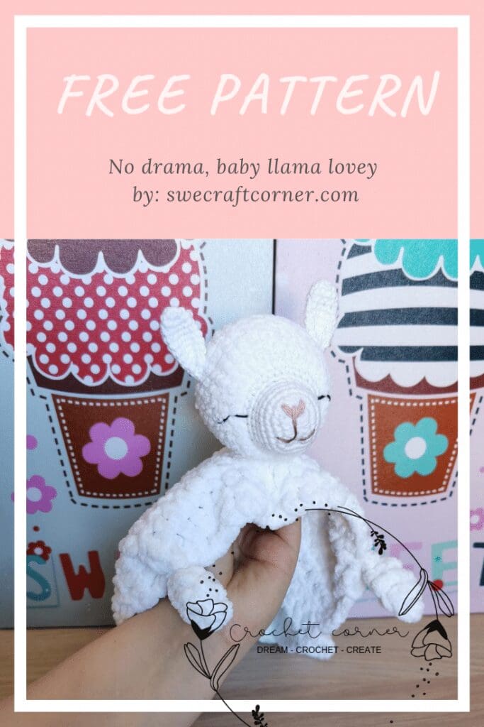 A hand holds a crocheted white llama crochet lovey in front of colorful cupcake-themed decor. Text above reads: FREE PATTERN. No drama, baby llama snuggle blanket by: swecraftcorner.com.