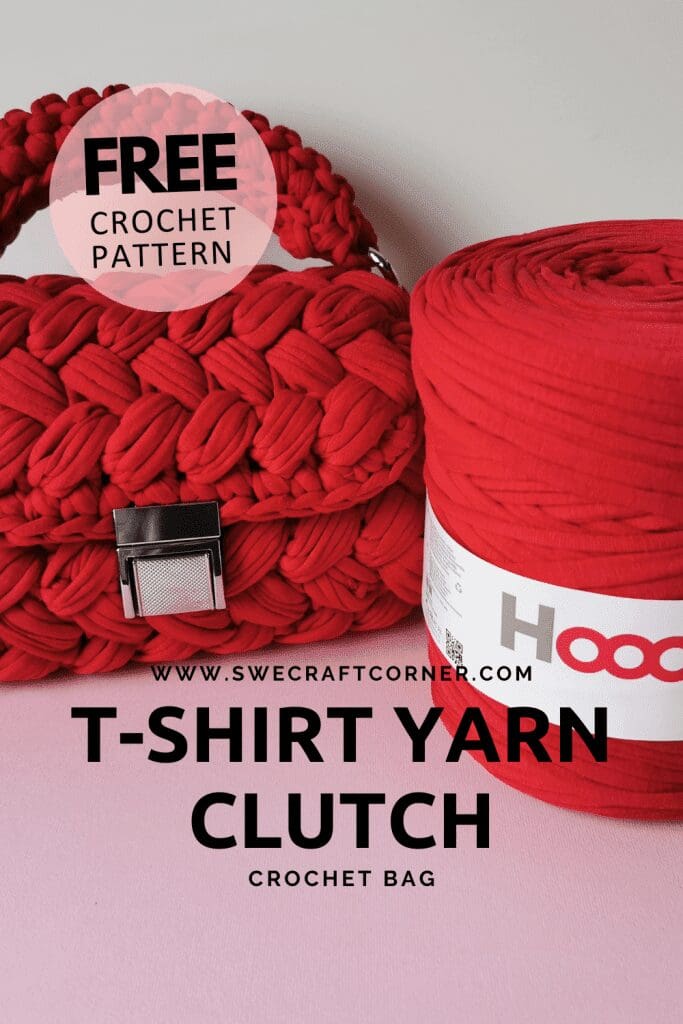 A chunky red crochet bag with a metal clasp sits beside a large roll of matching red t-shirt yarn. The text reads: FREE CROCHET HANDBAG PATTERN. T-SHIRT YARN CLUTCH CROCHET BAG.
