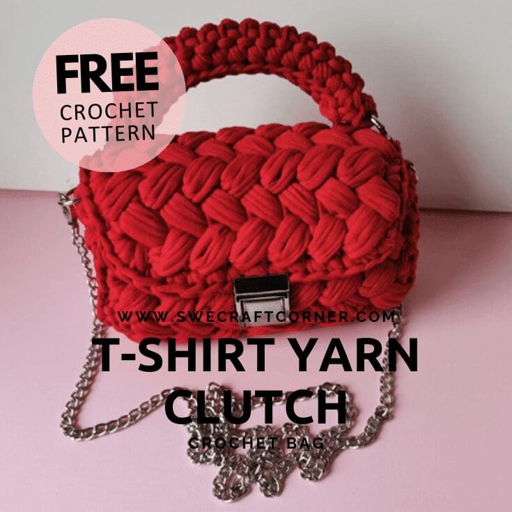 A bright red, chunky, hand-crocheted clutch made from T-shirt yarn, with a chain strap and silver clasp, displayed on a pink surface. Overlay text highlights a free crochet handbag pattern for this stylish crochet bag.